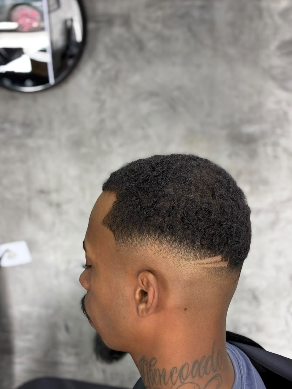Corte cacheado com degradê