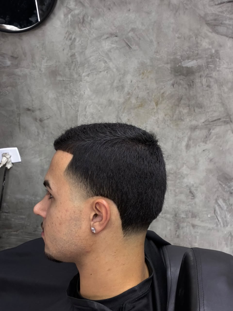 Cliente na cadeira, corte em andamento