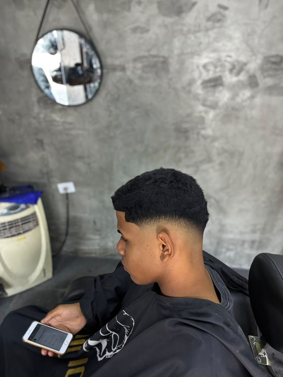 Cliente esperando o corte finalizar